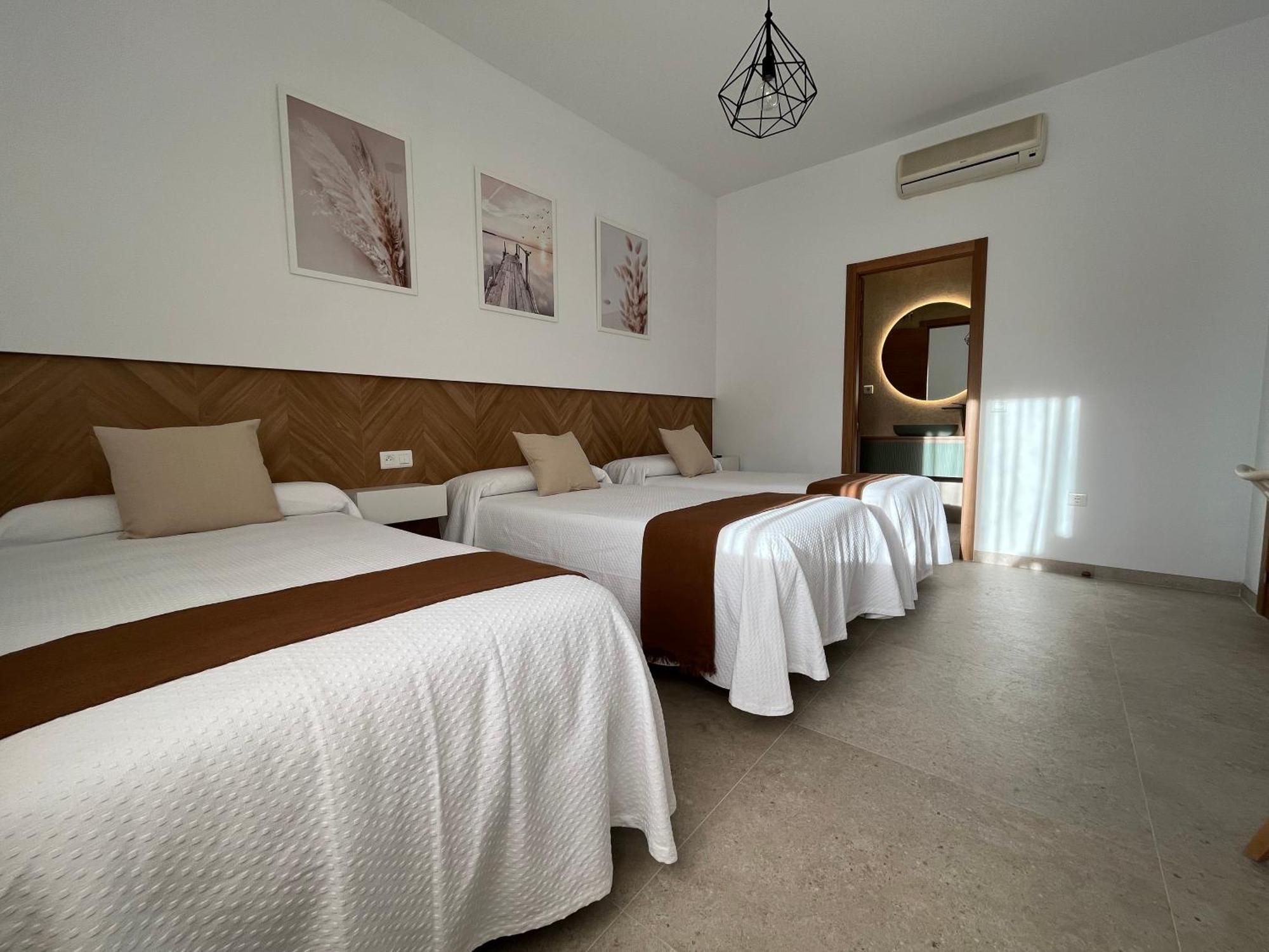 Hostal Parador De Los Llanos Torreorgaz Luaran gambar
