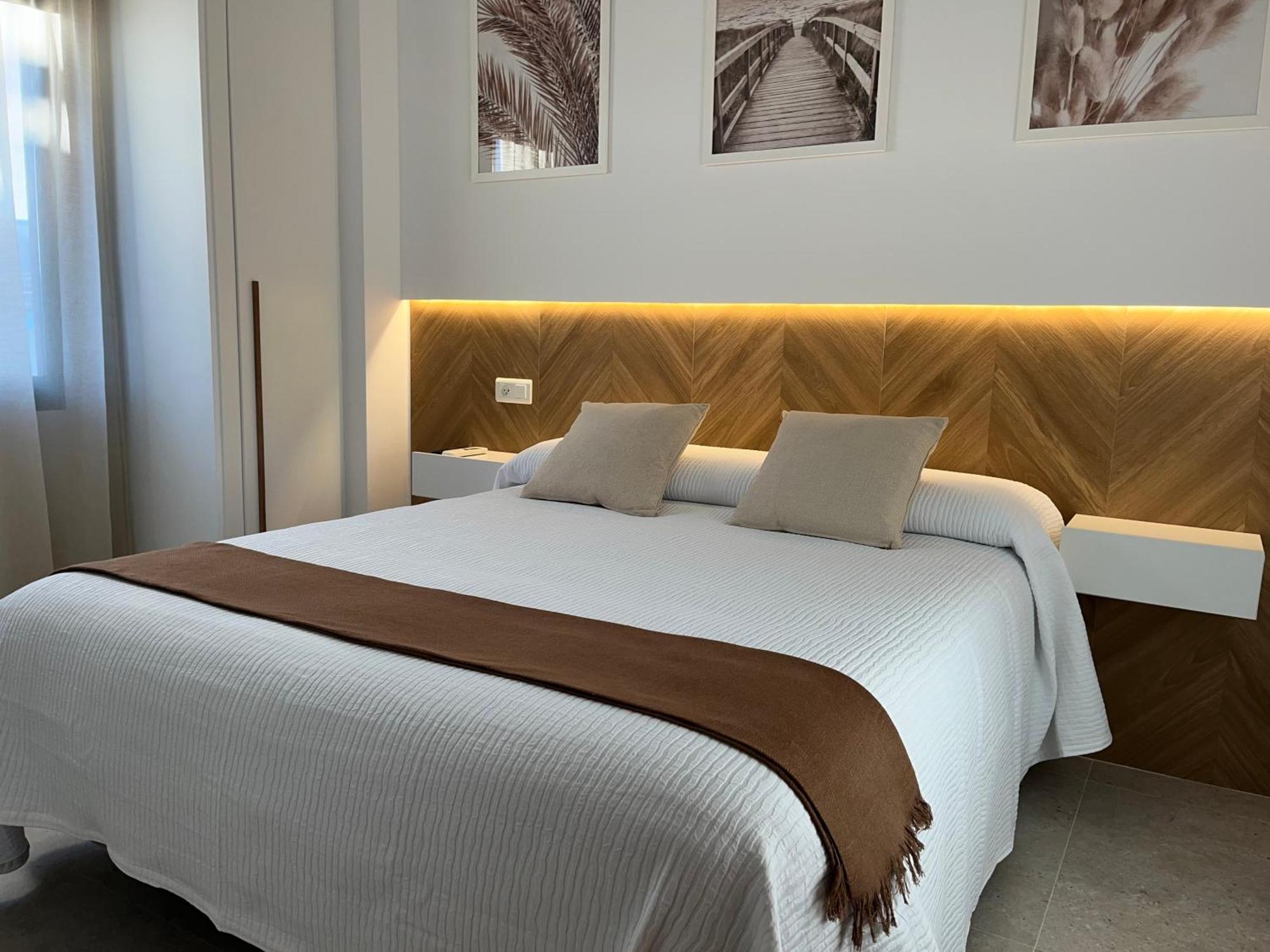 Hostal Parador De Los Llanos Torreorgaz Luaran gambar