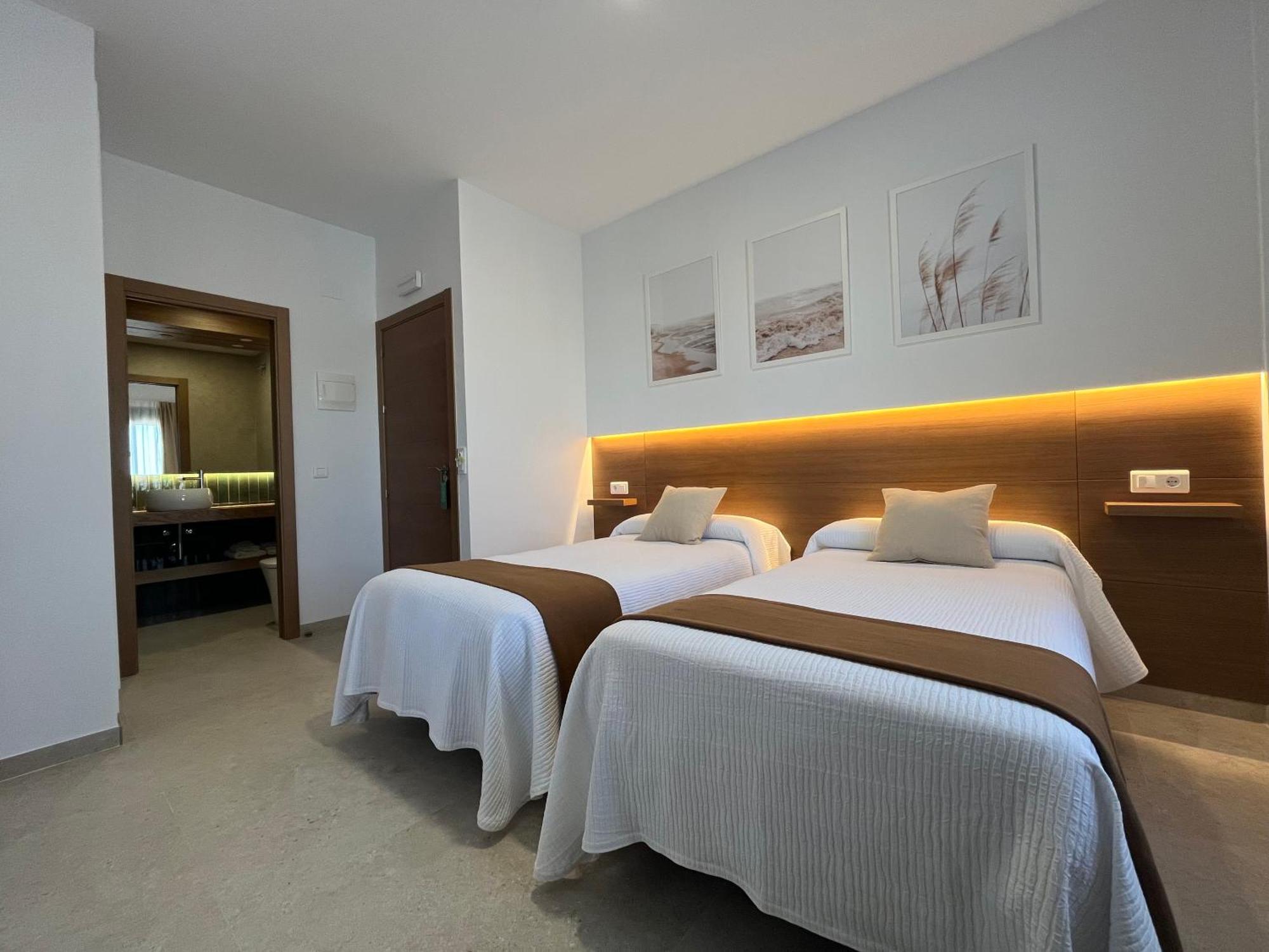 Hostal Parador De Los Llanos Torreorgaz Luaran gambar